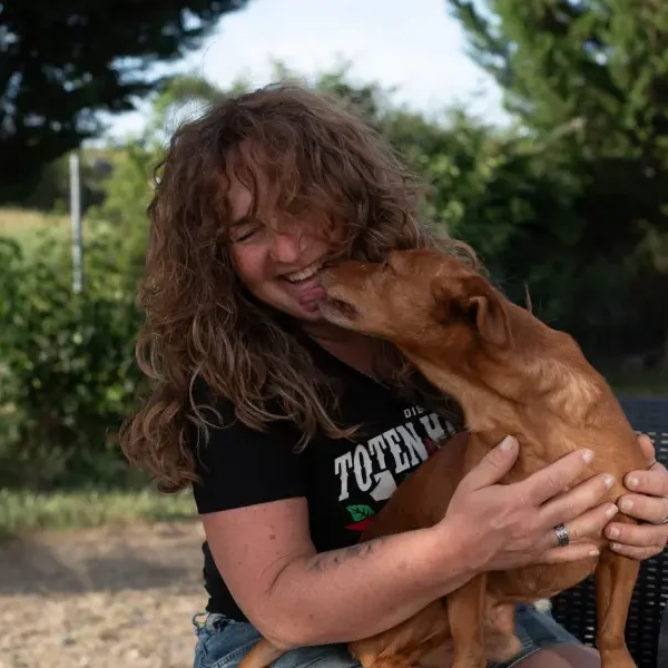 Virginia Millares Damelapatita abrazo perro