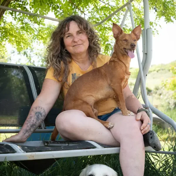 Virginia Millares sentada con perros en Damelapatita formación Educación Canina para profesionales s